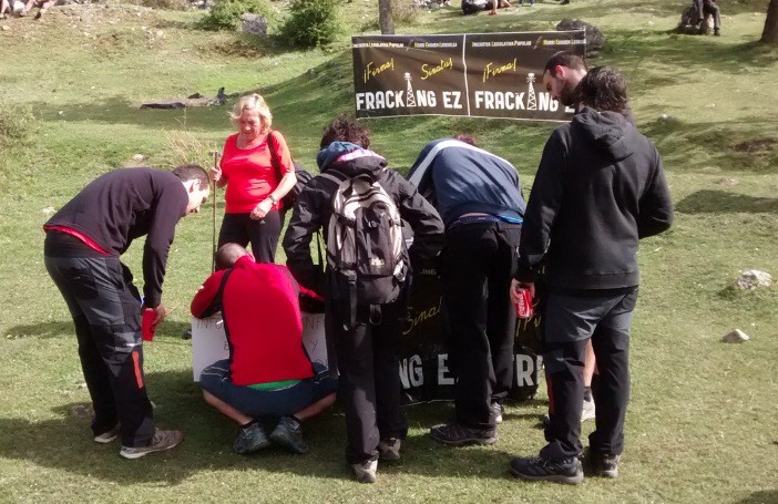 'Fracking' asmoak gauzatzekotan, kalteez ohartarazteko lanean hasi dira zenbait herritar