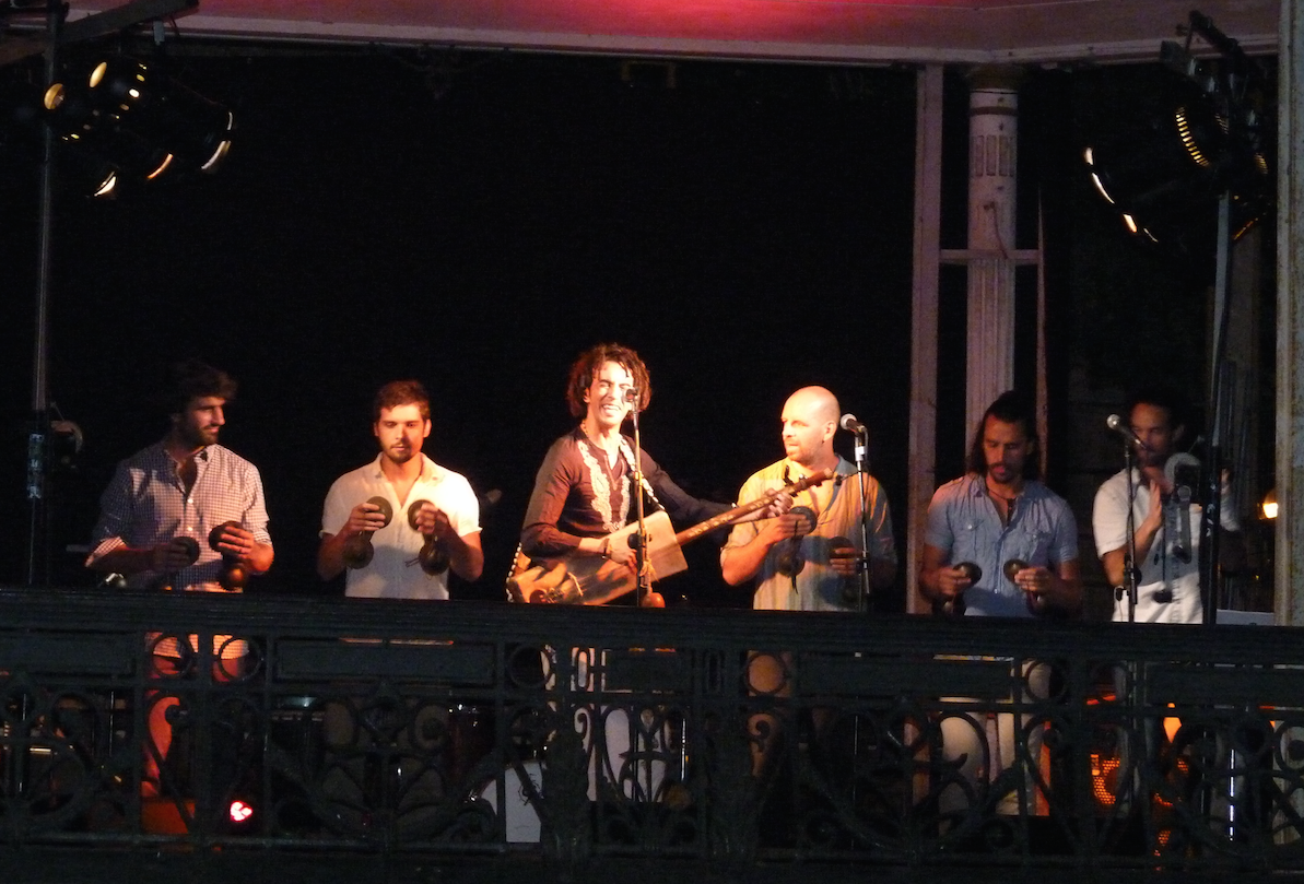 Musika fusioa eta bizipoza Gabacho Maroconnection taldearen eskutik, atzo, Espoloian
