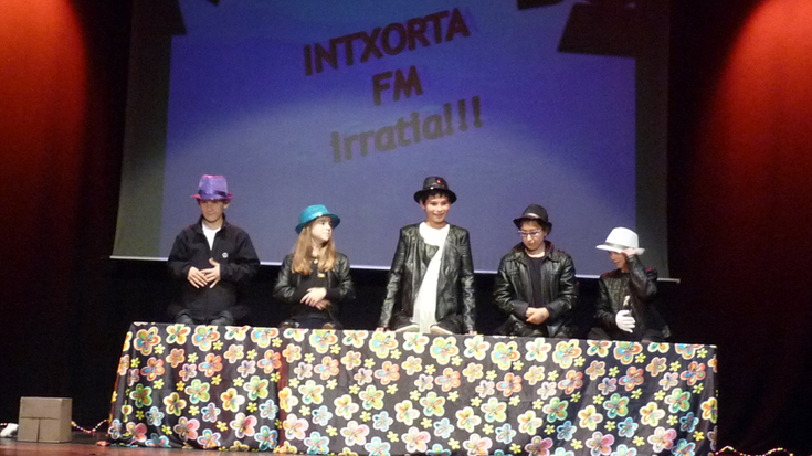 Intxorta FM irratiaren emanaldi bikaina, gaur, Espaloia antzokian