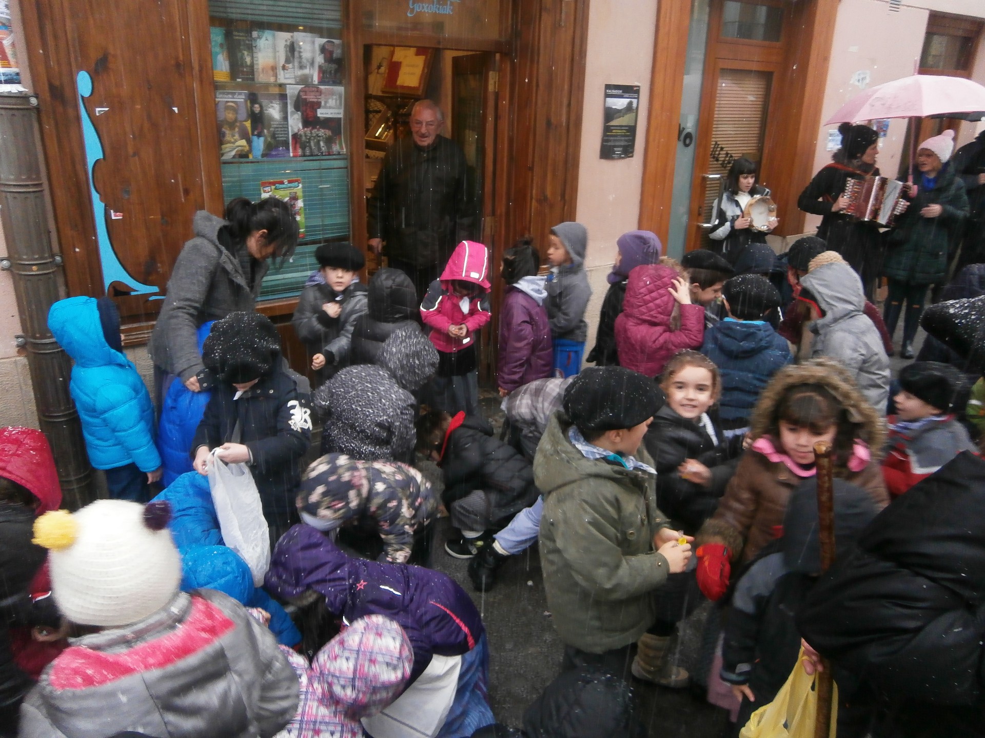 KURTZEBARRI ESKOLAKOAK SANTA AGEDA KANTUEN


Lo