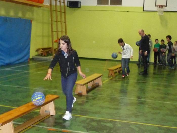Saskibaloi saio irekia, gaztetxoendako