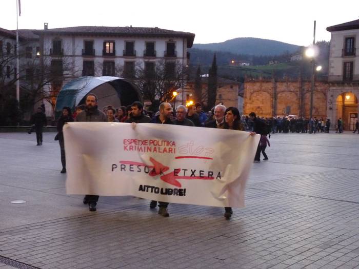 Manifestazioa egin dute Oñatin, Alberto Plazaola berriz kartzelaratzeko erabakiaren kontra