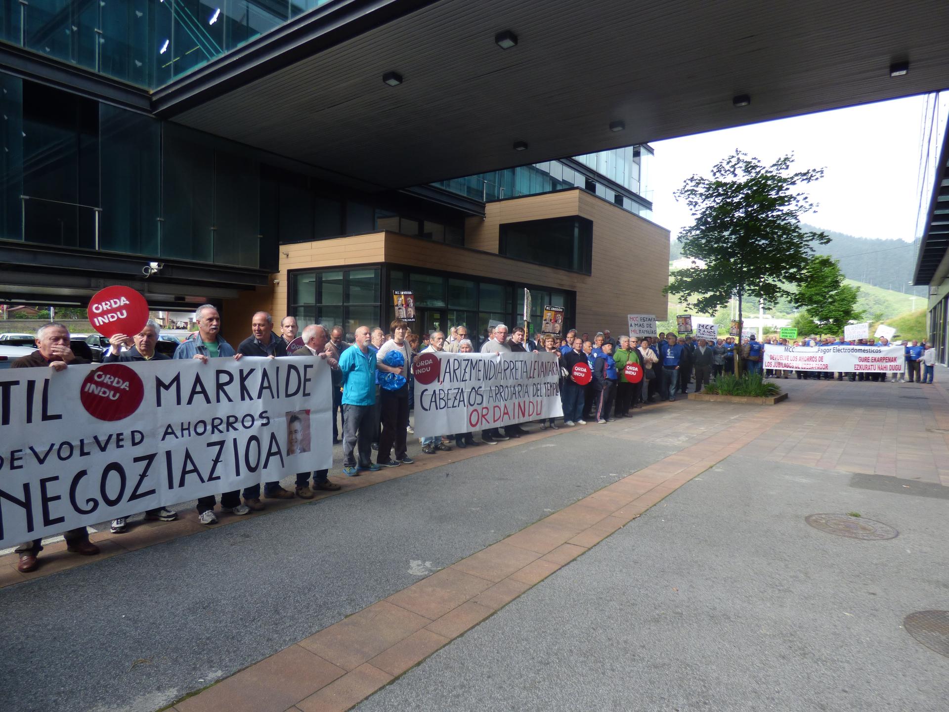 Ordainduk protesta egin du Fagor Taldearen batzar nagusiaren aurrealdean