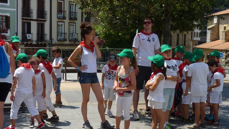 Udalekuetako gaztetxoak San Fermin eguna ospatzen dabiltza