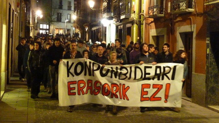 EPPKren bitartekarien kontrako atxiloketak salatzeko manifestazioa egin dute Arrasaten 