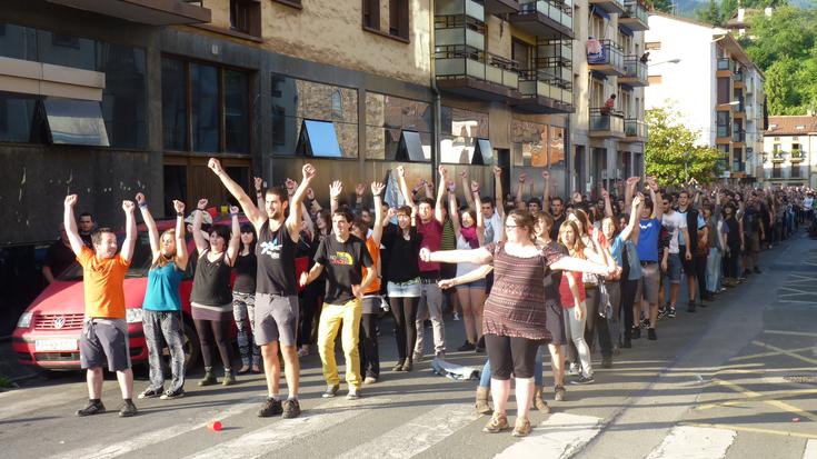 'Flashmob' jendetsua Guardia Zibila Oñatitik eta Euskal Herritik joan dadin eskatzeko