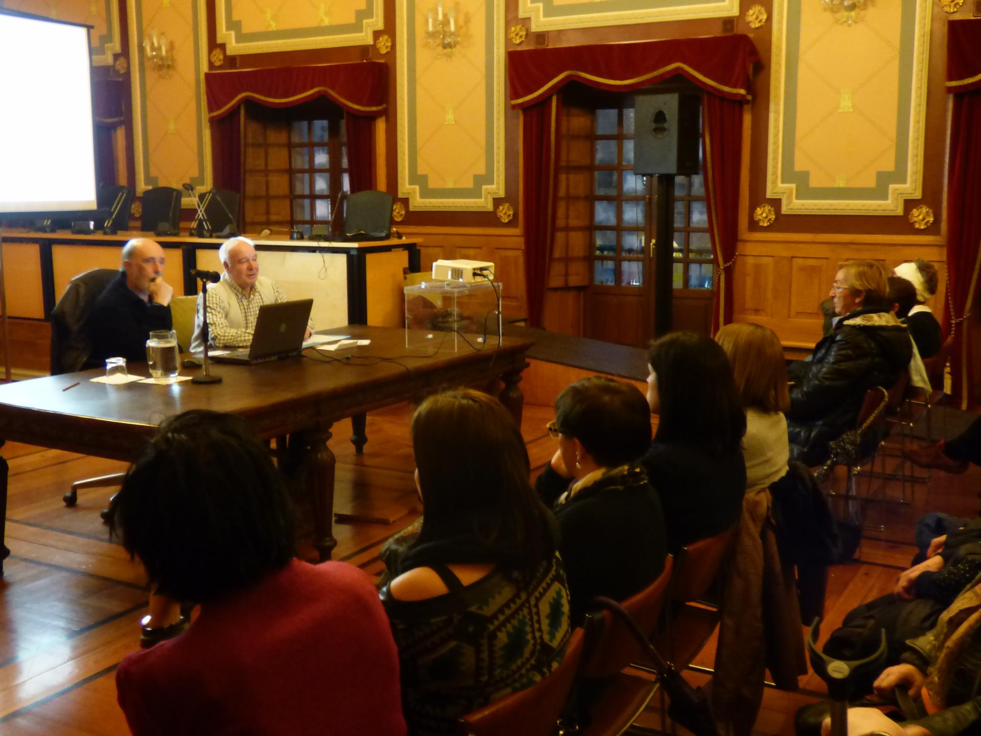 Aretoa beteta, memoriaren betebeharraz eta eskubideaz jardun du Paco Etxeberriak