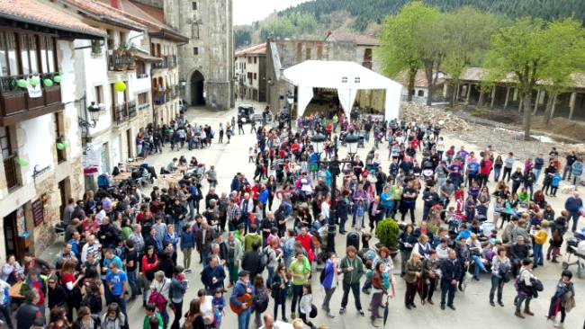 Festa eta aldarrikapena, VI. Euskaraz Bizi egunaren zutabe.
