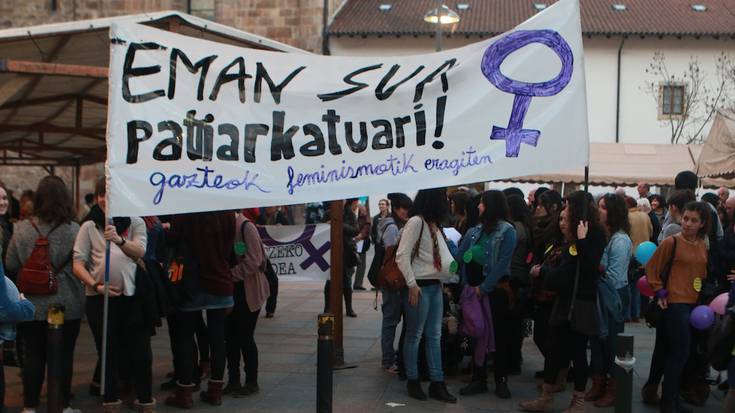 'Eman sua patriarkatuari' lelopean egin zuten manifestazioa Arrasaten