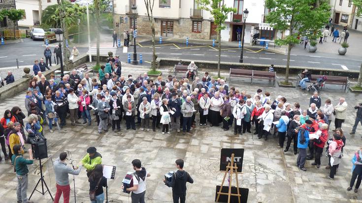 Eskuragarri daude Kantu eta Dantza Eguneko bazkarirako txartelak