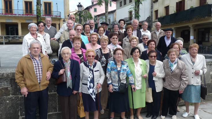 Bazkaltzeko elkartu dira gaur 80 urtetik gorako elgetarrak