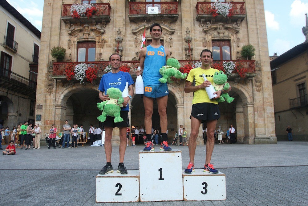 ATLETISMOA Helmugako zuzenean jo eta Imanol Cruz garaile Oñatiko Herri Lasterketan