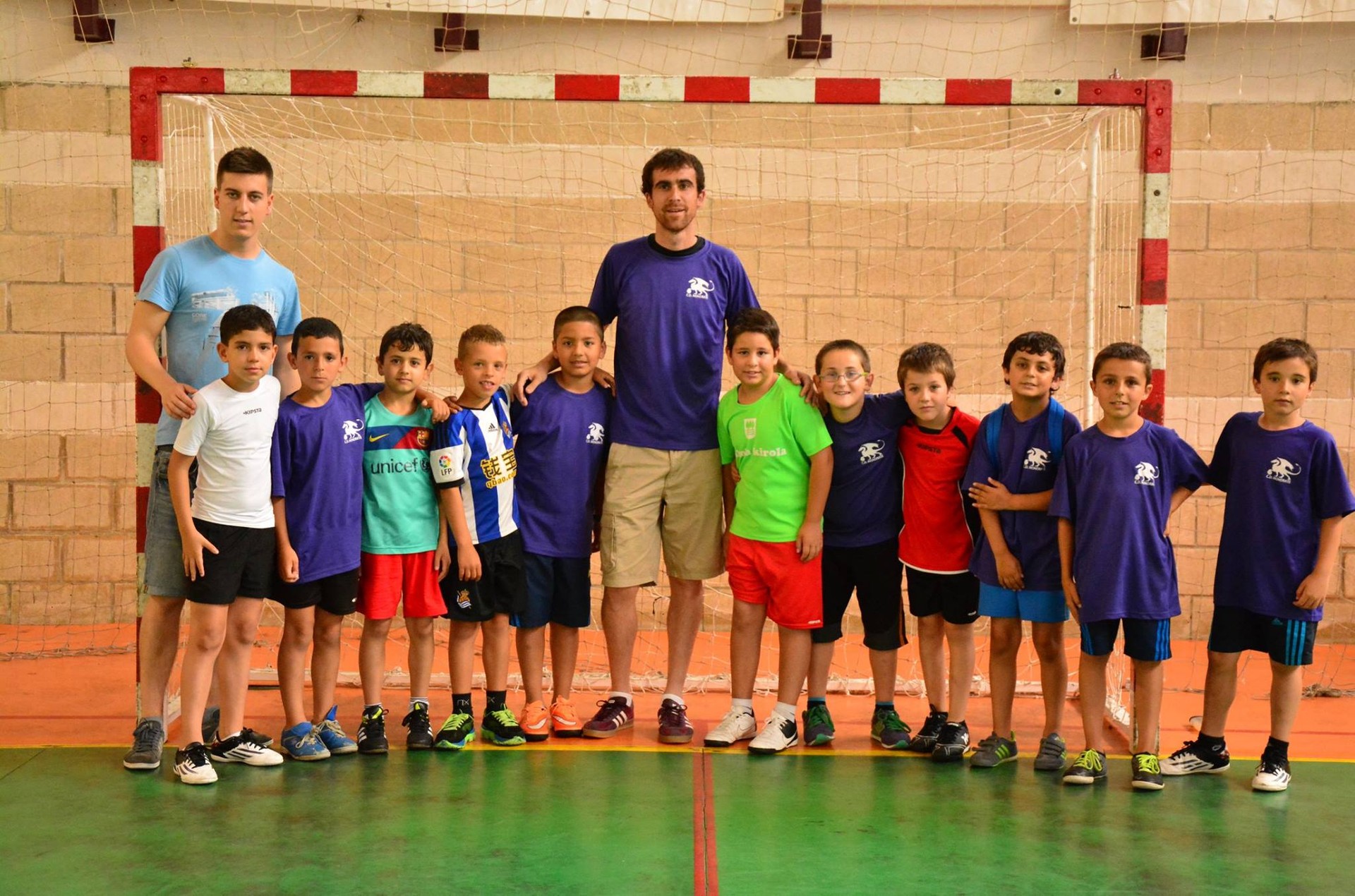 Abian da Mondrate areto futbol taldearen campusa, luxuzko bisita eta guzti