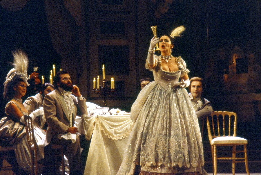 Kursaalen 'La Traviata' zuzentzeko hautagaien artean dago Valen Moñux