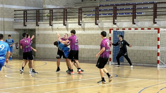 Arrasatearrak nagusi oñatiarren aurrean, derbi gogor bezain parekatuan (27-25)