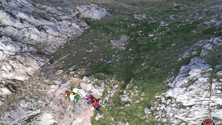 Udalatxen zegoen gizonezko bat helikopteroz eraman dute