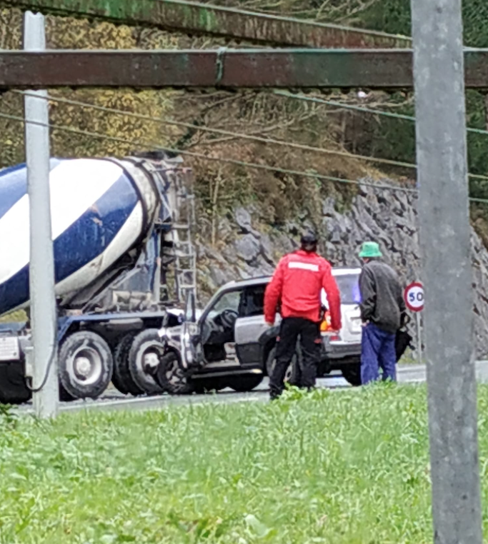 Istripua gertatu da Garagartzan hormigoi-kamioi eta auto baten artean