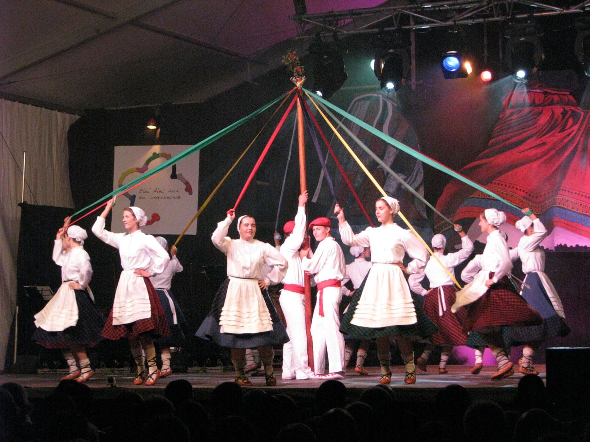 Nazioarteko folklore jaialdiko biharko emanaldian talde aldaketa egon da