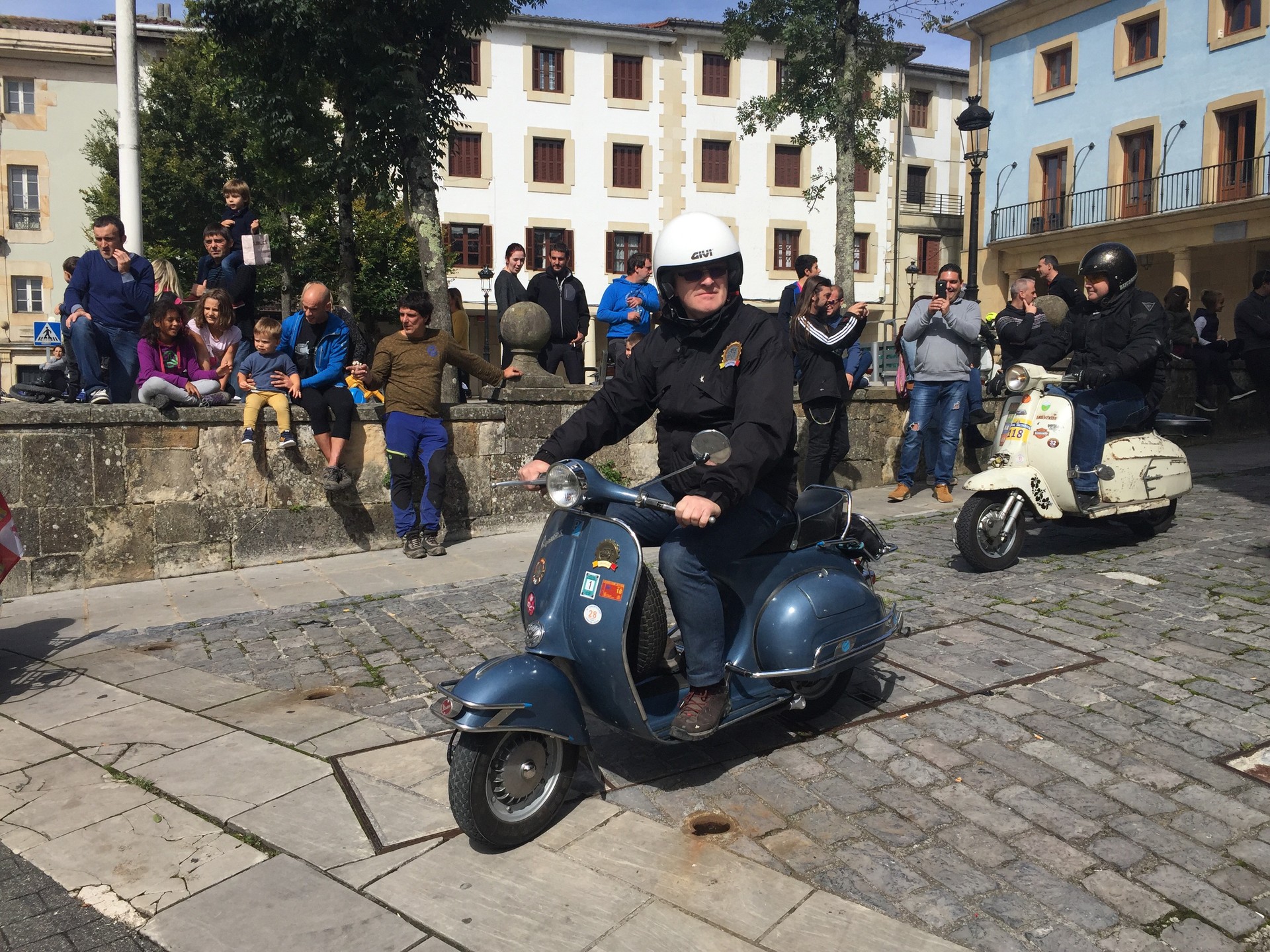 Vespa eta Lambretta motoen zaleak 12. urtez elkartu dira Elgetan