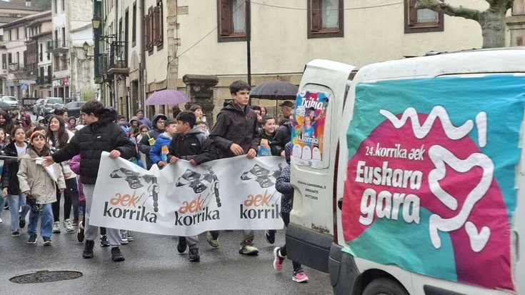 Euripean baina gogotsu aritu dira neska-mutikoak Korrika girotzen