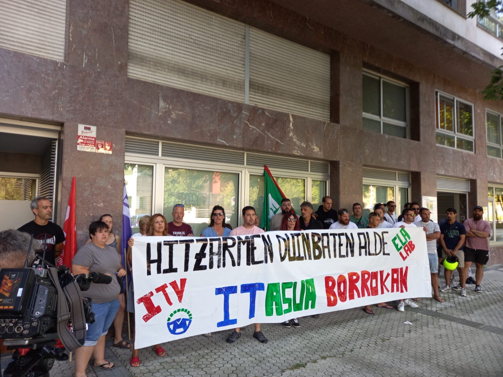 Itasua IATko langileek Jaurlaritzaren "esku-hartze zuzena" eskatu dute