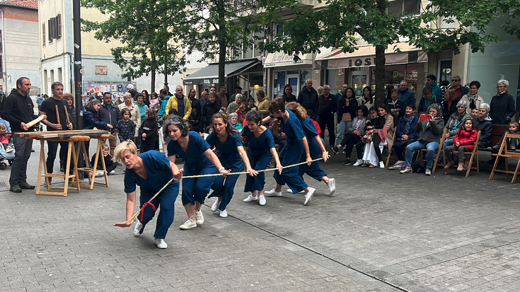 Dantzan egiteko gune bilakatuko dira kaleak egunotan