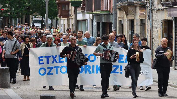 'Etxerako bidean, oztoporik ez!' leloarekin egin dute kalejira Sarek deituta