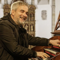 Aitor Olea organo jotzailea eta parrokiako abesbatza
