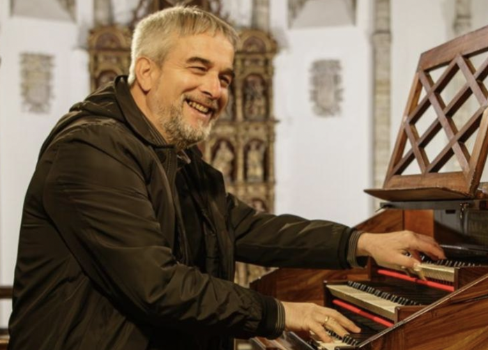 Aitor Olea organo jotzailea eta parrokiako abesbatza