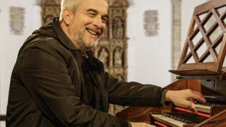 Aitor Olea organo jotzailea eta parrokiako abesbatza