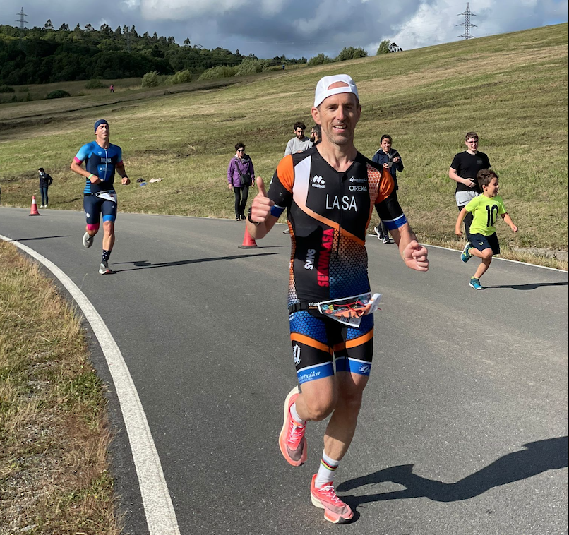 Mikel Lasa beteranoetan bigarren, Galiziako Ironman distantziako triatloiean