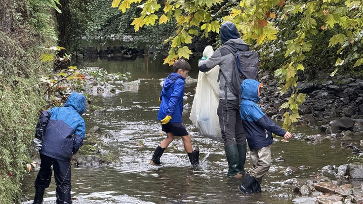 Oñatiko erreka garbitzen 15 bat lagun ibili dira