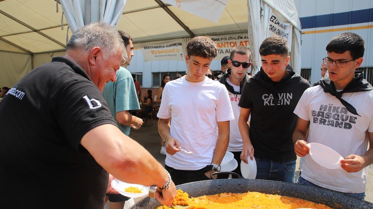 Paella nagusi GuGeu txosnaguneko bazkarian