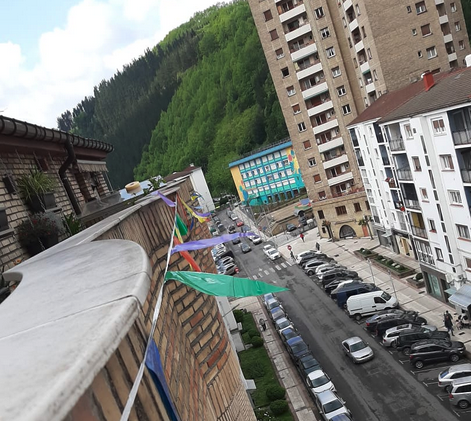 San Andres auzoan garbiketa lanetan ari ziren bi udal-langile erasotu dituzte bi gizonek