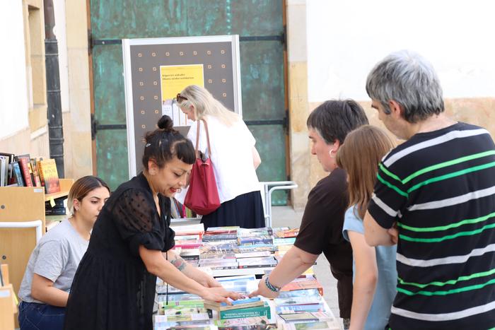 Liburuaren Egunaren bueltan, egitarau zabala antolatu du Udal Bibliotekak apirilerako