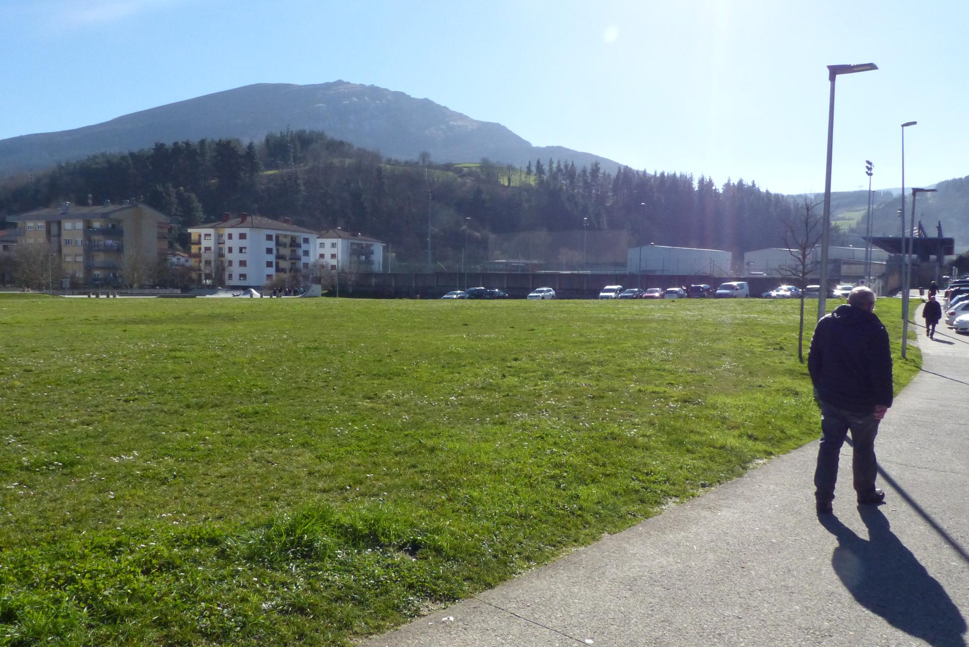 Laster hasiko dira futbol zelai berriaren lanak