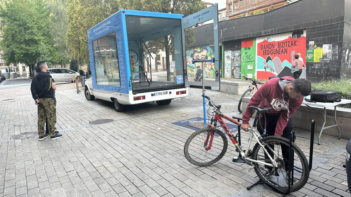 Bizikletak prest jartzeko tailer ibiltariak geldialdia egingo du eguenean Bergaran