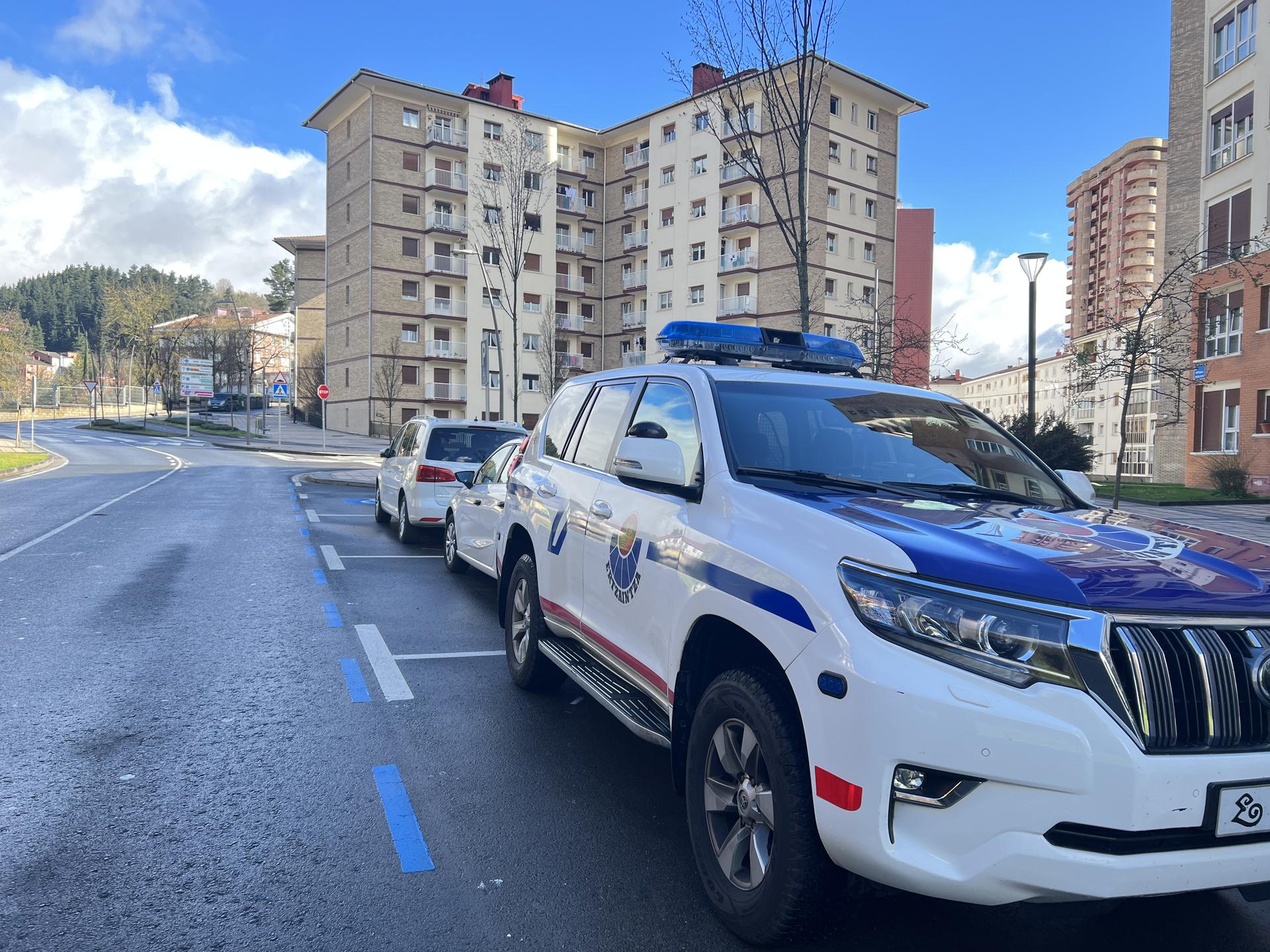 Urruntze-agindua zeukan gizonezko bat atxilotu dute, teilatuetatik ihes egiten saiatu ostean