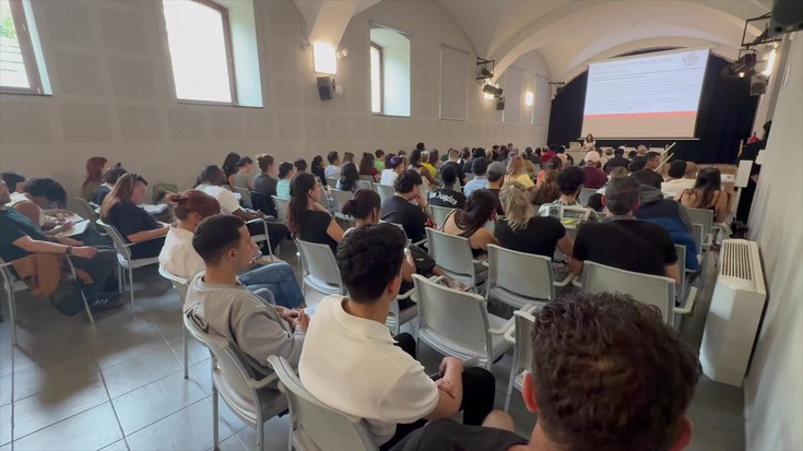 Migratzaileen ezohiko erregulartasun dekretu berriak herritarren interesa piztu du