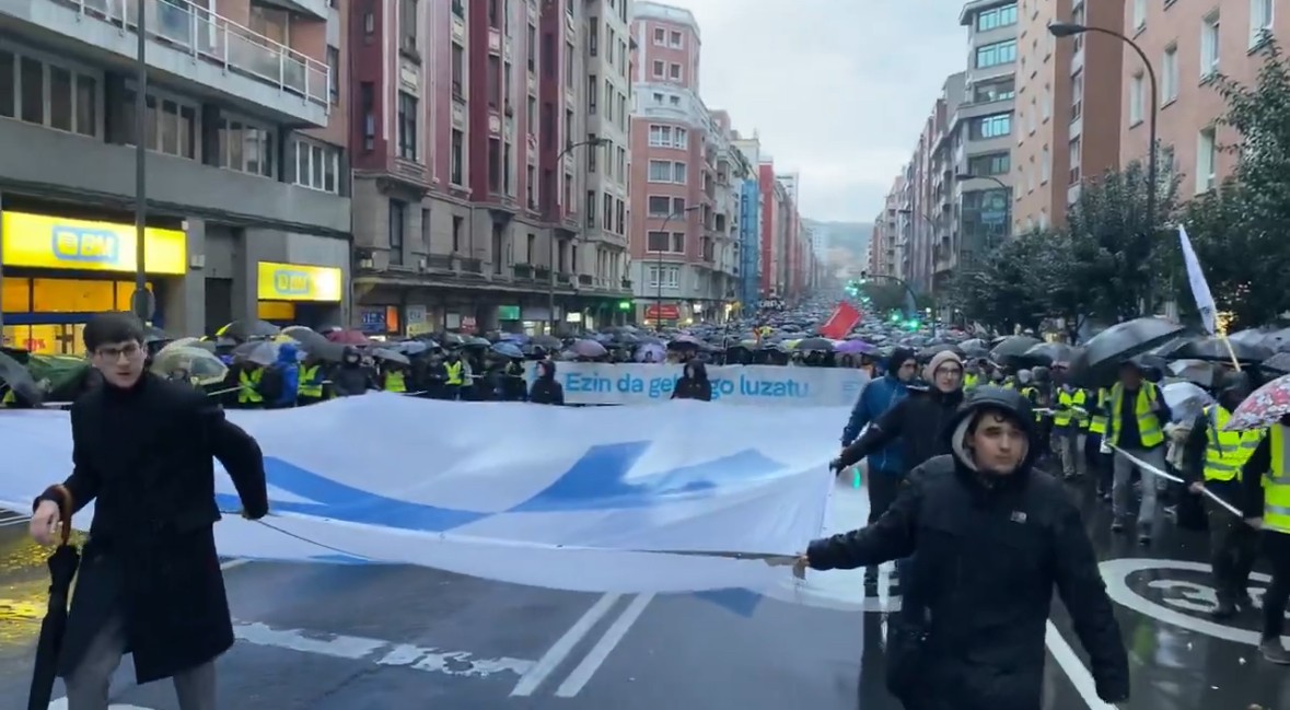 Milaka lagun elkartu dira "salbuespen lege eta politiken behin betiko amaiera" aldarrikatzeko manifestazioan