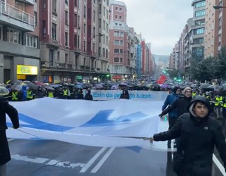 Milaka lagun elkartu dira "salbuespen lege eta politiken behin betiko amaiera" aldarrikatzeko manifestazioan