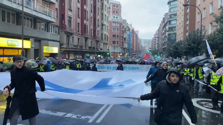 Milaka lagun elkartu dira "salbuespen lege eta politiken behin betiko amaiera" aldarrikatzeko manifestazioan