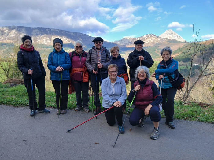 Mariarka bisitatu dute paseoan Aramaioko Lagunkoiakoek