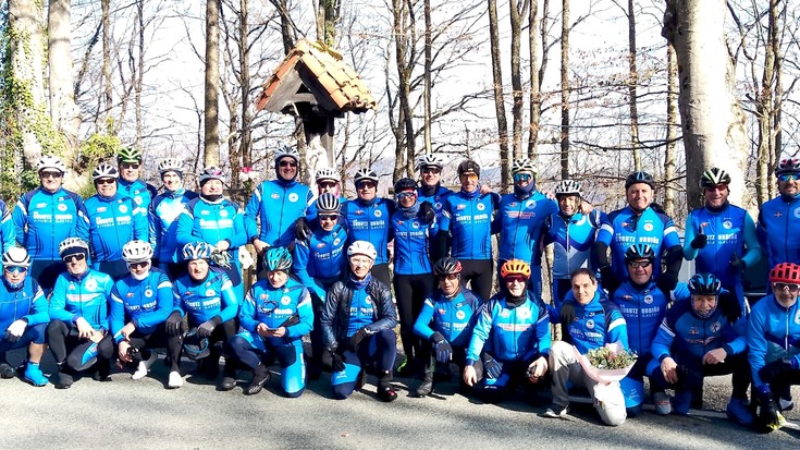 "Aspaldiko jendetzarik handiena" Arlabanen, zikloturisten denboraldiari ekiteko