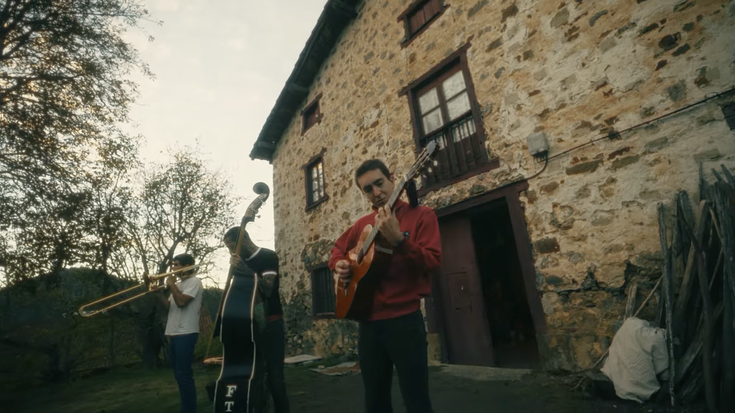 'Segak' abestiaren bideoklipa kaleratu du Peio Uribetxebarriak