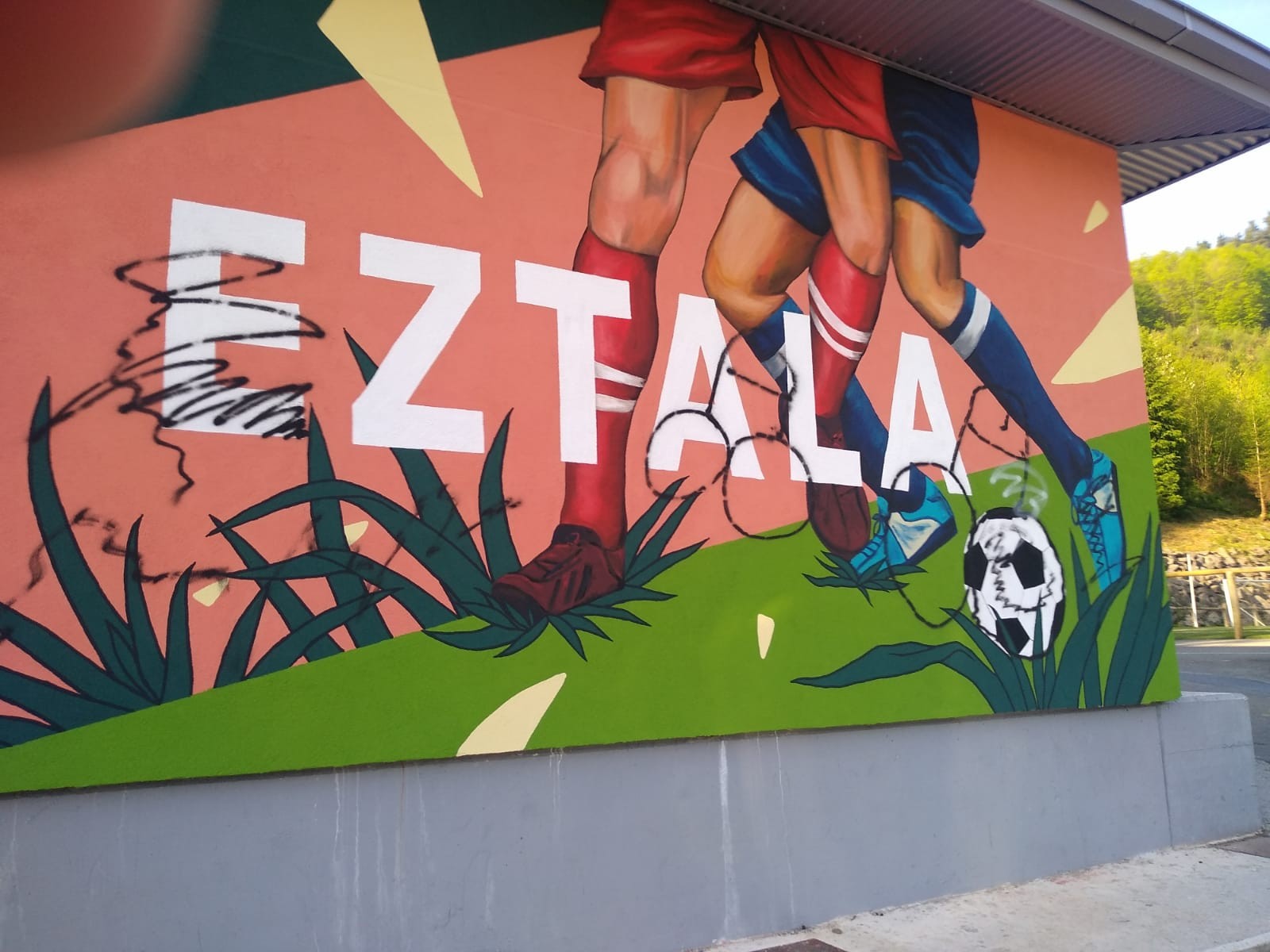 Eztalako mural berrian pintadak egin dituzte