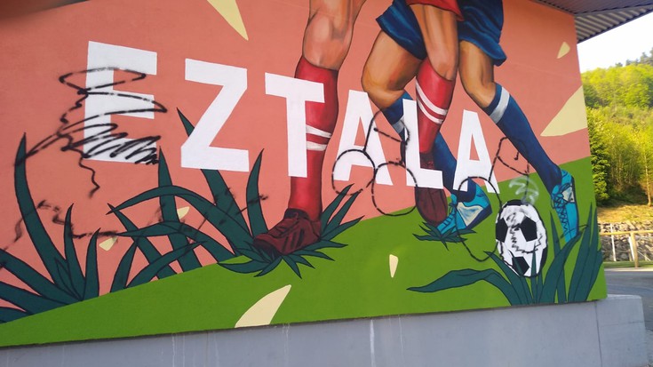 Eztalako mural berrian pintadak egin dituzte