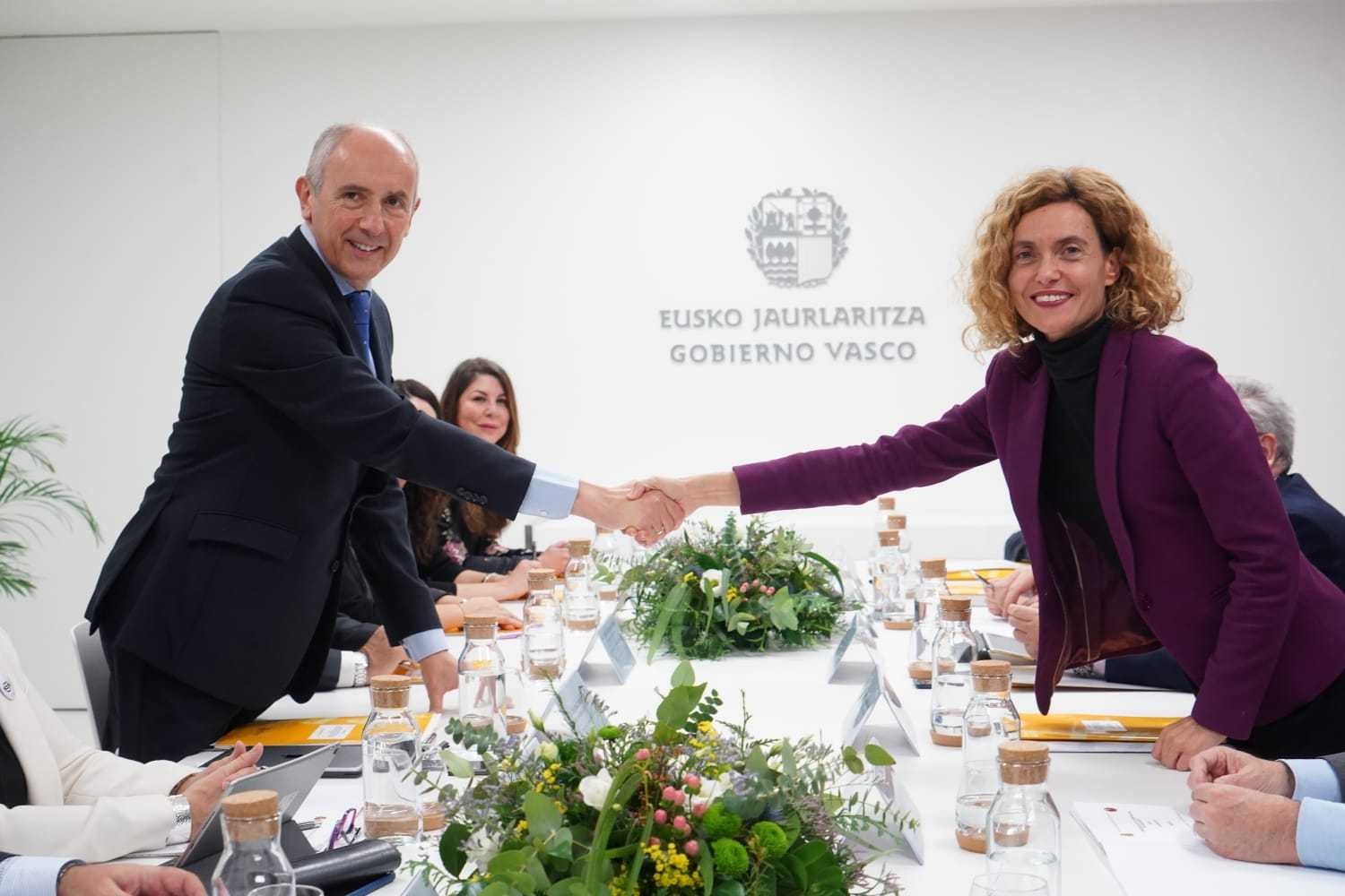 Espainiako eta Euskadiko gobernuek Euskadiri bi trenbide eta AP-1 autobidean geratzen den azken tartea transferitzea adostu dute