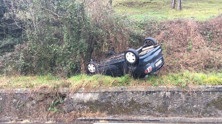 Auto bat irauli da Kanpanzarretik Arrasatera bidean