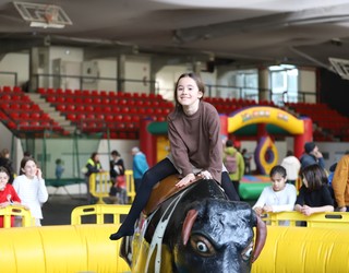 Jendetza barik, gabonetako haur parkean gustura ibili dira gazteak goizean